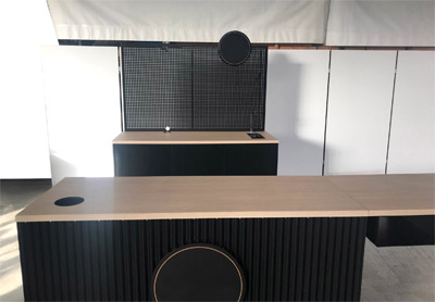 Eventbar Outdoortheke aus Aluminium mit Ansatztischen zerlegbar Werbeschilder R�ckwand Lochblechtafel